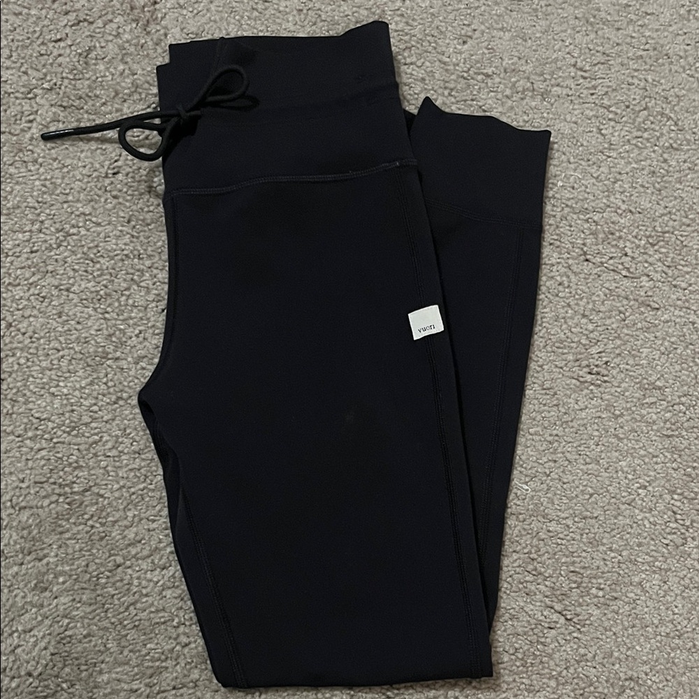 Excellent condition women’s Vuori daily legging size small